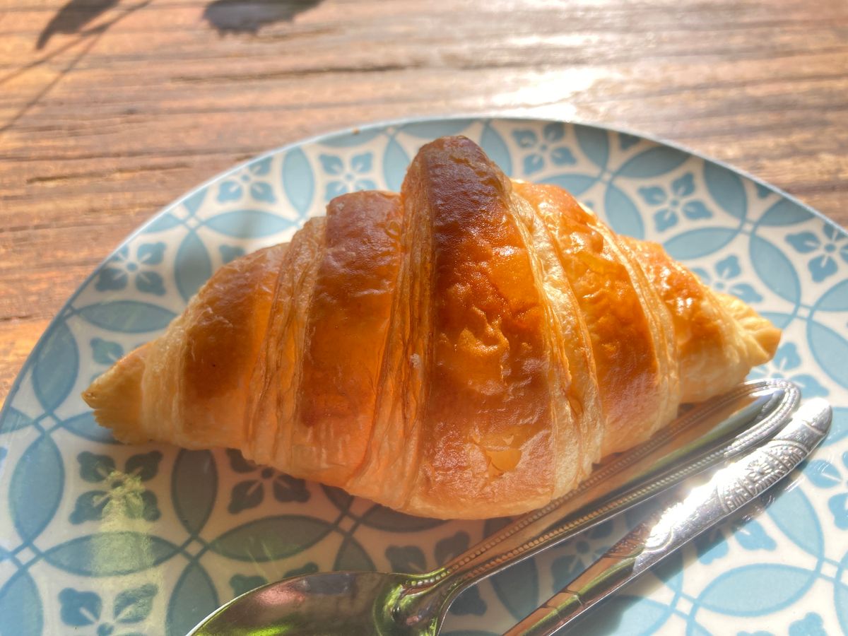 パークソン
戦争中のミサイルなどが飾られたテーマパーク風カフェ。
田舎町だ...