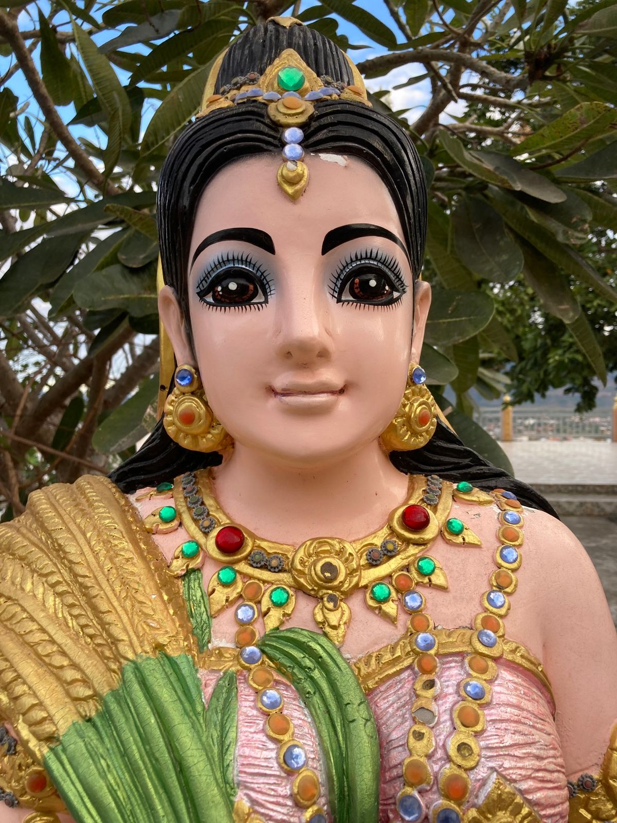 早朝にバイクでワット・プーサラオへ。朝日と仏像、ラオス日本大橋も見えてサイ...