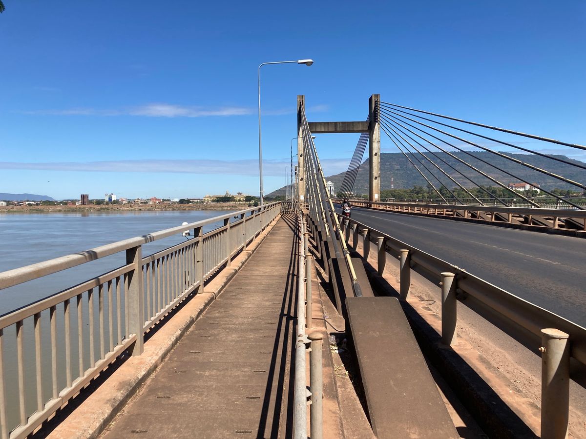 パークセー
市内でバイクをレンタルし、メコン川にかかるラオス日本大橋を渡る...