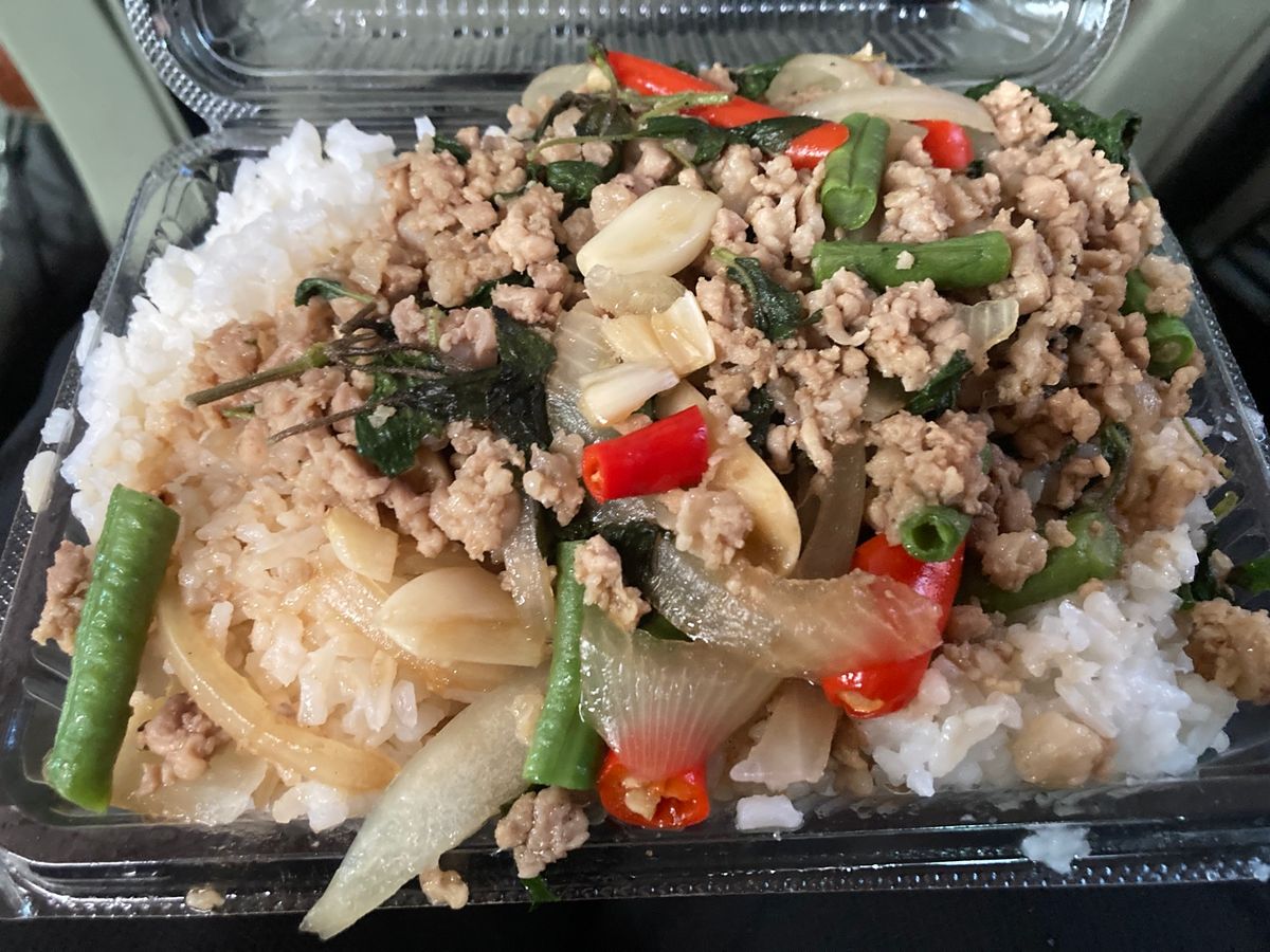 生オレンジジュースやお弁当を買い込み、ターケークへ。旅行会社のオフィスで出...