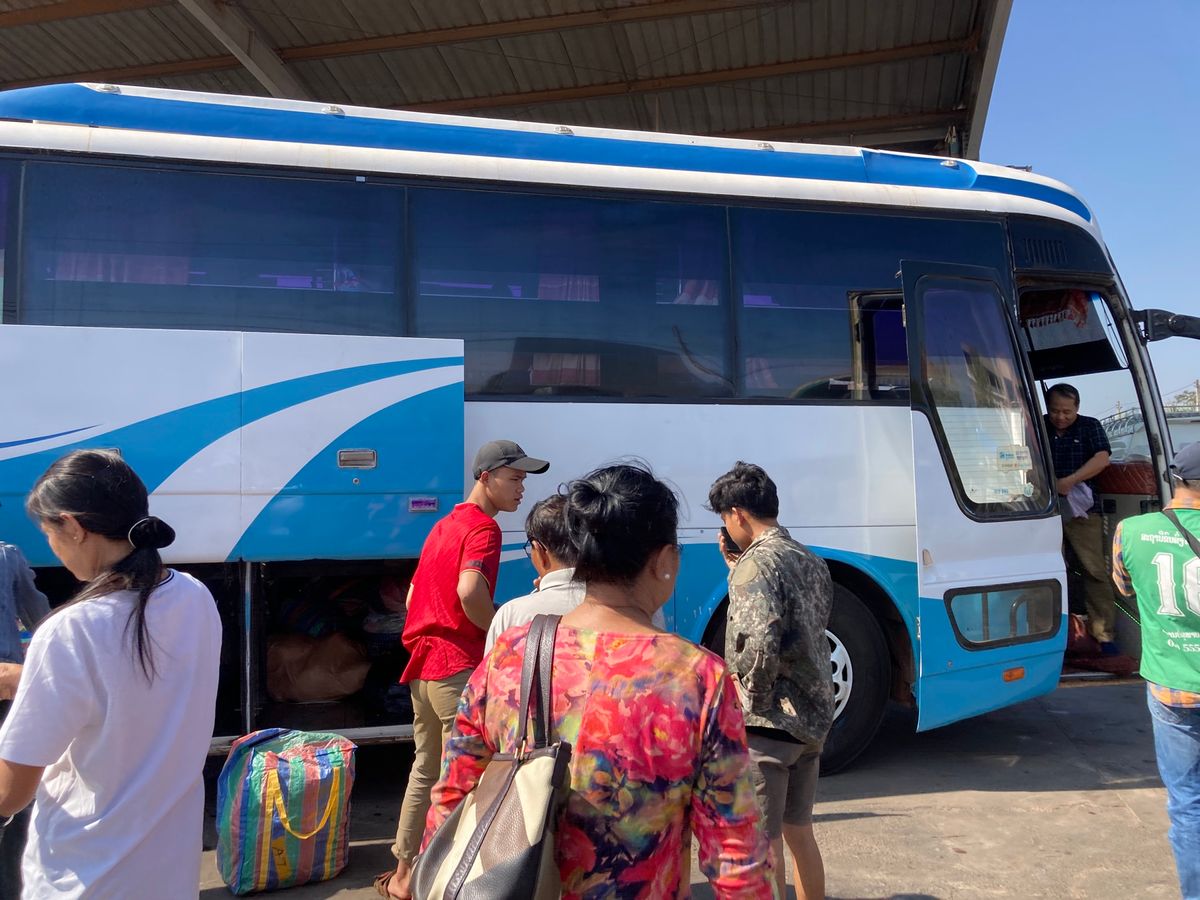 パークセー
夜のバスで一気にビエンチャンまで。今回も1区画分の寝台スペース...