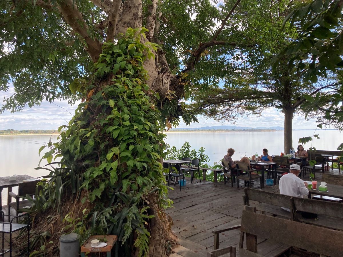 チャンパーサック
メコン川沿いのホテルのレストランでランチ。西洋人向けのよ...