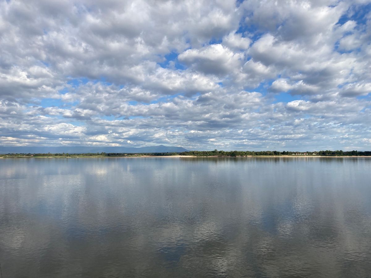 チャンパーサック
メコン川沿いのホテルのレストランでランチ。西洋人向けのよ...