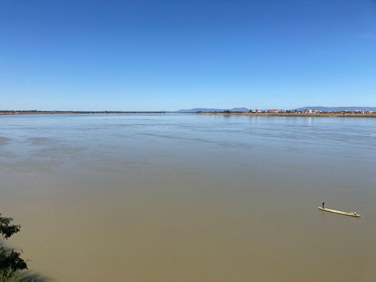 パークセー
市内でバイクをレンタルし、メコン川にかかるラオス日本大橋を渡る...