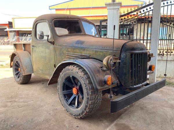 ラオス人民民主共和国・ルアンパバーン「ラオス」の写真：バンケーン。
散歩してたらずいぶん古い車...