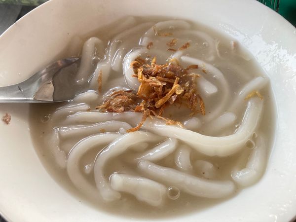 ラオス人民民主共和国・ルアンパバーン「ラオス」の写真：バンケーン
市場の朝食を諦めて町のメイン...