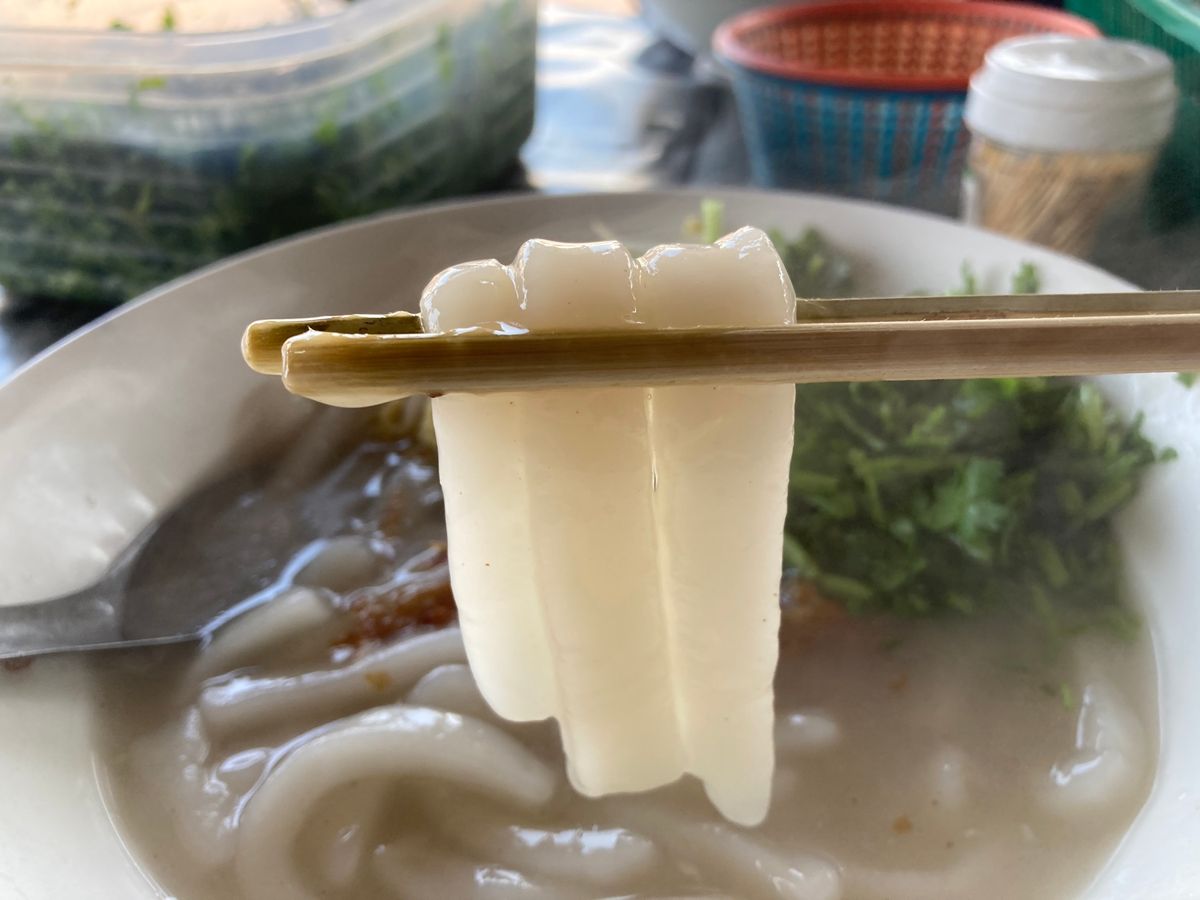 バンケーン
市場の朝食を諦めて町のメインの道路方面へ。屋台的な麺屋さん発見...