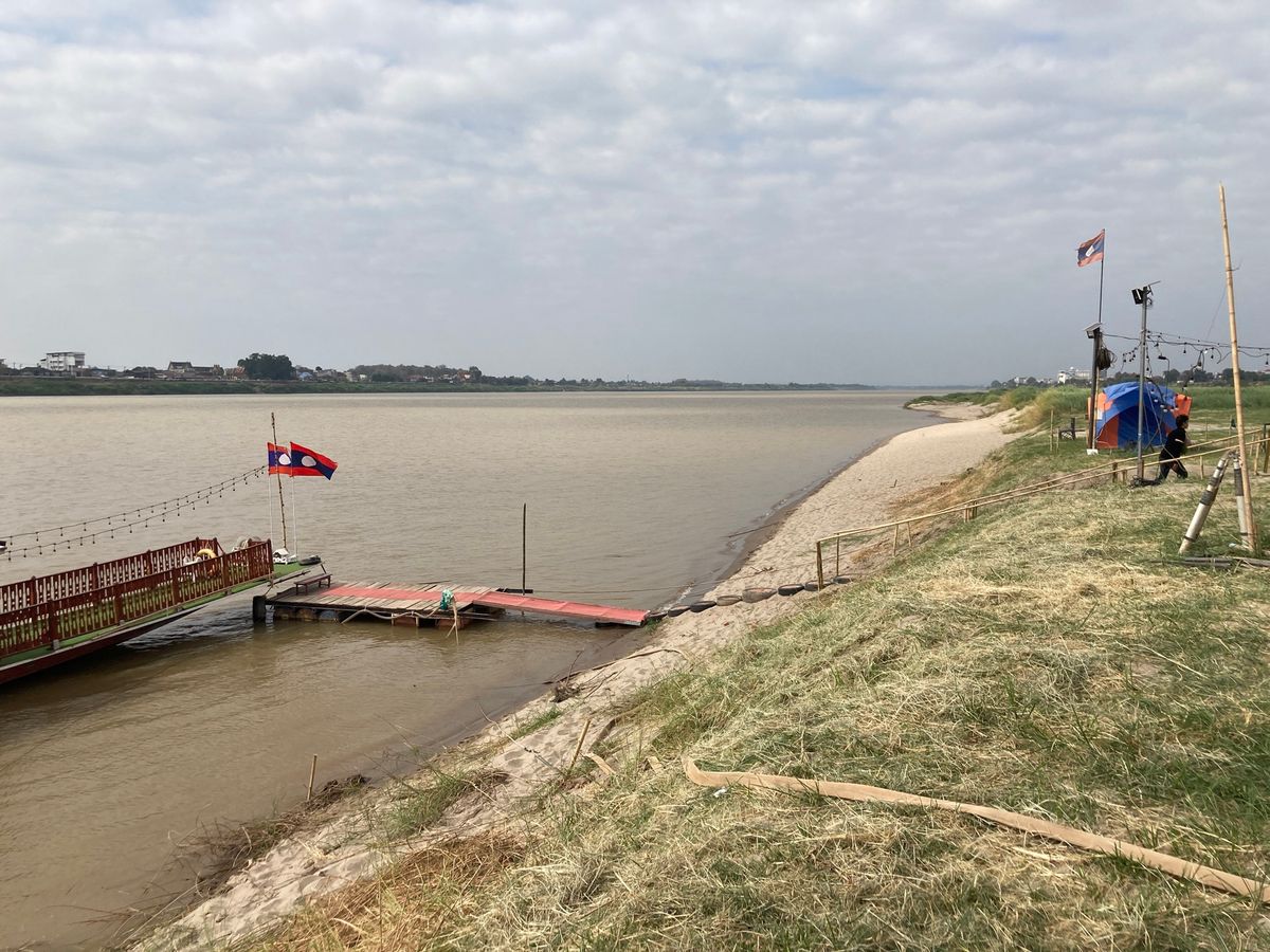 ビエンチャン市内を散歩、前回やっているのかどうかよく分からなくて諦めたシン...