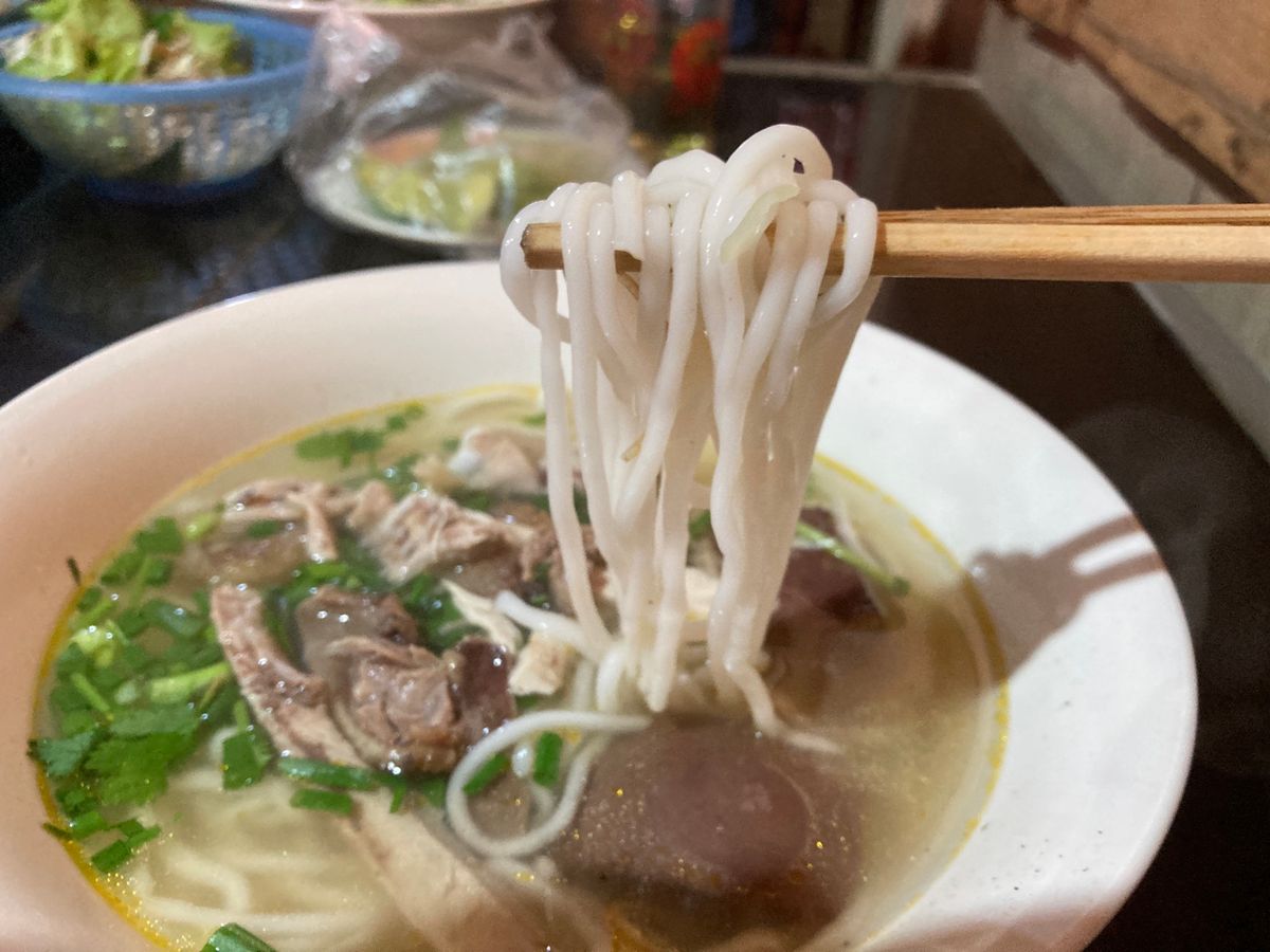 パークセー
朝食は市場の麺屋さんで米麺カオピヤックセン。お店では20年以上...