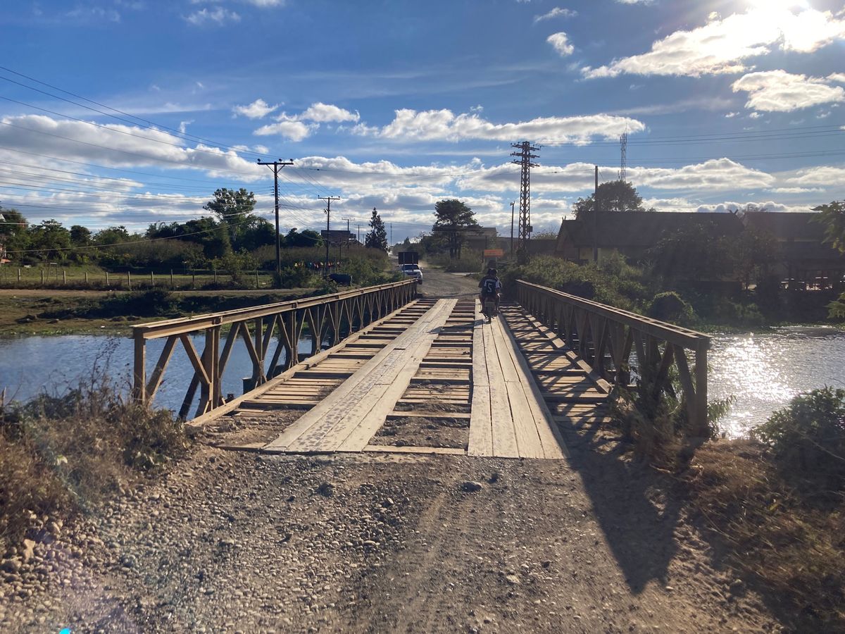 パークソン散策。一部木製の古い橋もあり散歩し甲斐があります。