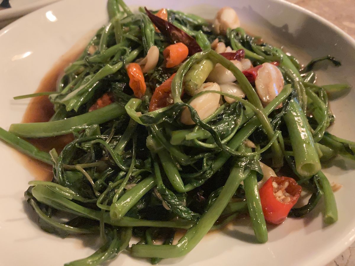 ビエンチャン到着。まずはいつもの生ビアラオとラオ牛、ラープに空芯菜。相変わ...