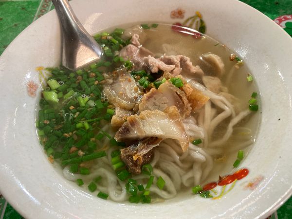 ラオス人民民主共和国・ルアンパバーン「ラオス」の写真：パークソン
市場で朝食、カオピヤックセン...