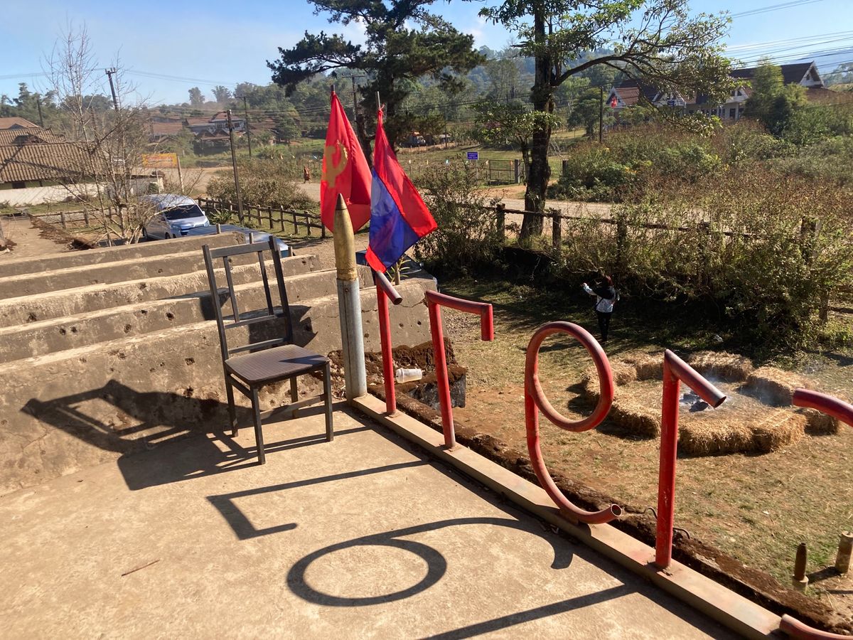 パークソン
戦争中のミサイルなどが飾られたテーマパーク風カフェ。
田舎町だ...