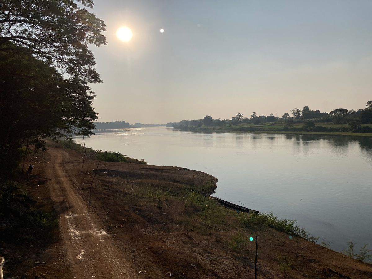 バンケーン
町のナムグム川沿いには何軒も川を眺めながら飲めるお店があり、こ...