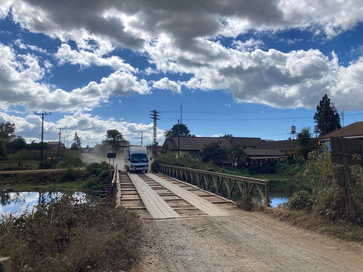 パークソン
散歩をしつつ、綺麗めなカフェへ。
ビアラオ卸売店でビアラオケー...