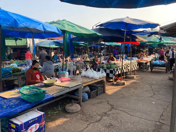 ラオス人民民主共和国・ルアンパバーン「ラオス」の写真：バンケーン
朝食を食べようと市場へ。隣の...