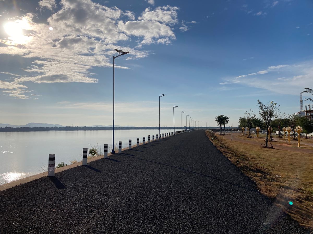 メコンのほとりを散歩。対岸の山の中腹に小さくワット・プーサラオの仏像も見えます。