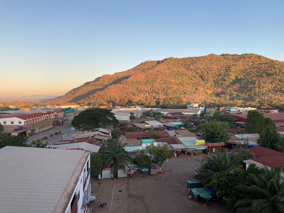 パークセー
朝食は市場の麺屋さんで米麺カオピヤックセン。お店では20年以上...