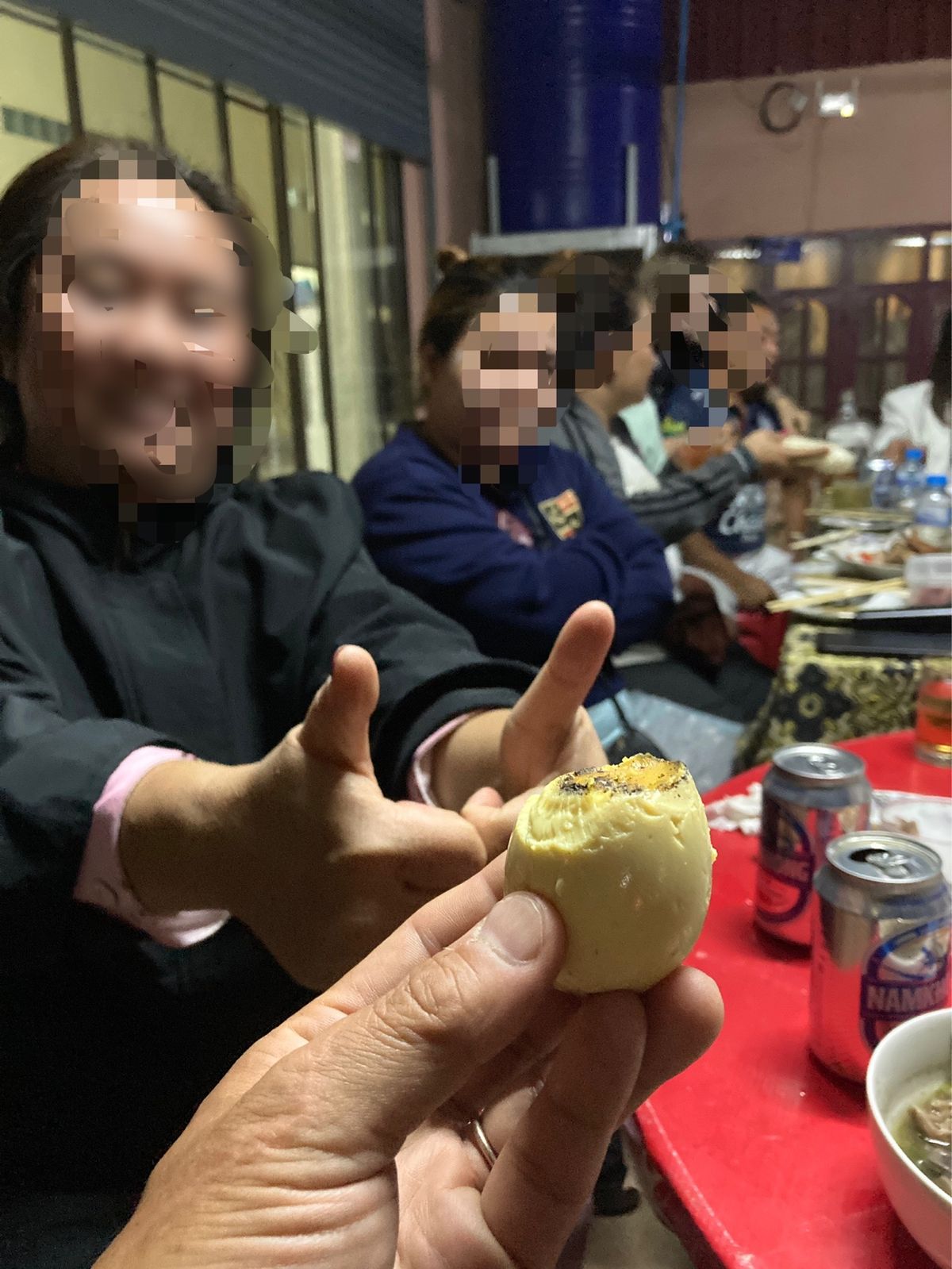 バンケーン
ゲストハウス近辺を散歩していたら、道端のガレージで一族の宴会を...