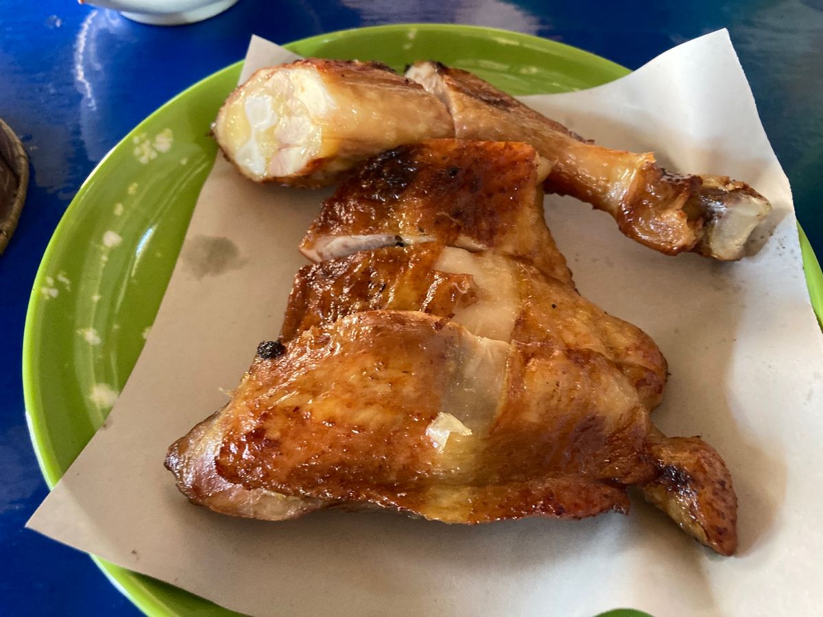 ターケーク。お昼はピンカイ(焼き鶏)とカオニャオ(おこわ)。ビールは置いて...