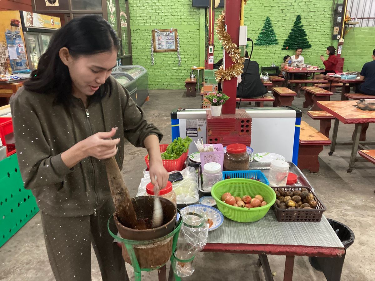 ターケーク。食べ放題形式の鍋・焼き肉シンダート屋さんへ。ソムタムもセルフで...