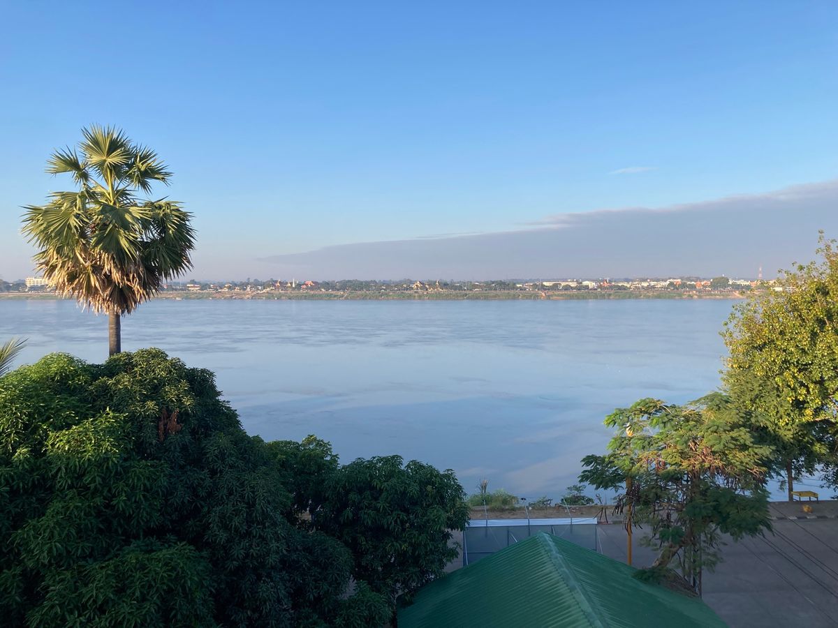 ターケーク
朝のメコン川。対岸はタイ。
前回は茶色だったクマが青に変身。
...