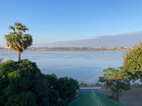 ラオス人民民主共和国・ルアンパバーン「ラオス」の写真：ターケーク
朝のメコン川。対岸はタイ。
...