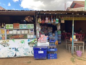 雑貨屋さん兼食堂でランチ、揚げたコブミカンの葉が美味しい鶏軟骨揚げ、空芯菜...