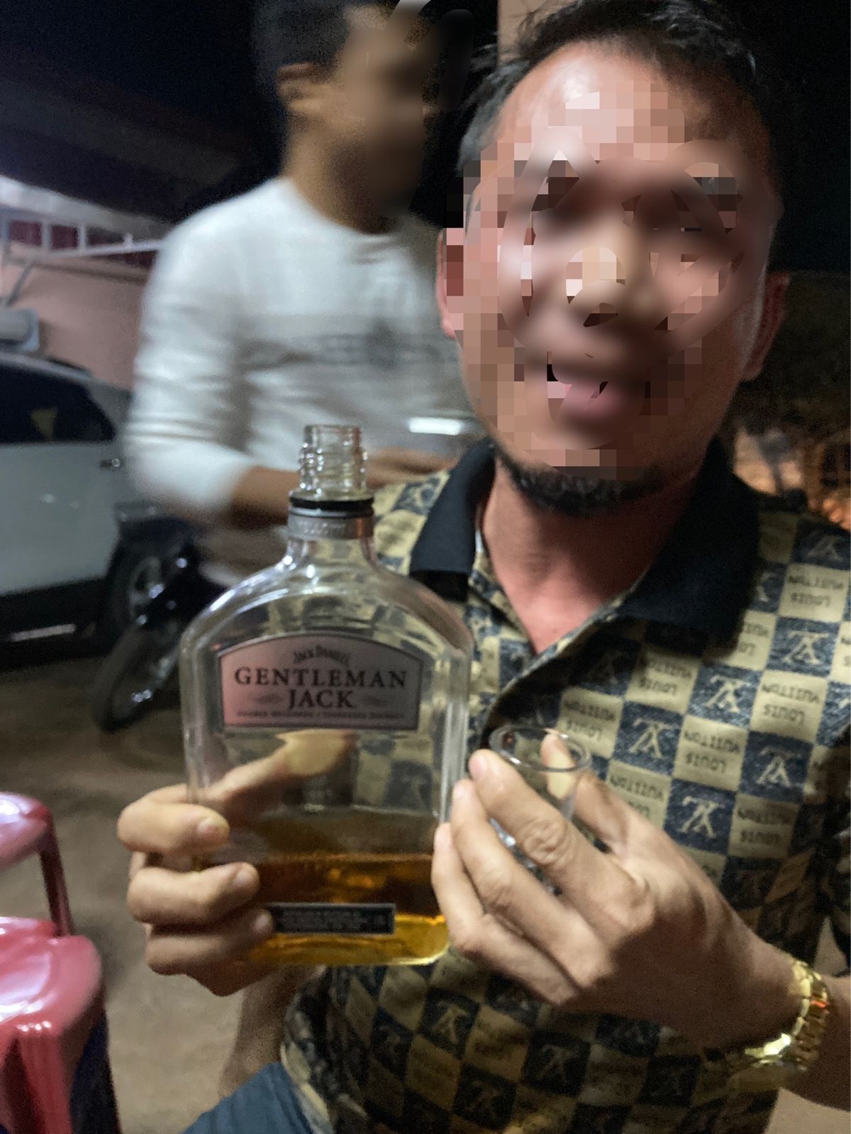 バンケーン
ゲストハウス近辺を散歩していたら、道端のガレージで一族の宴会を...