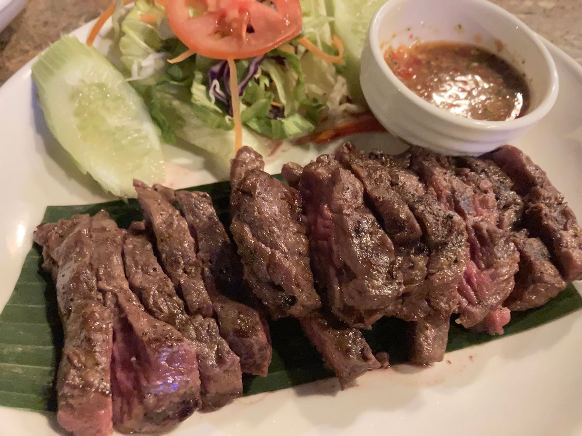 ビエンチャン到着。まずはいつもの生ビアラオとラオ牛、ラープに空芯菜。相変わ...