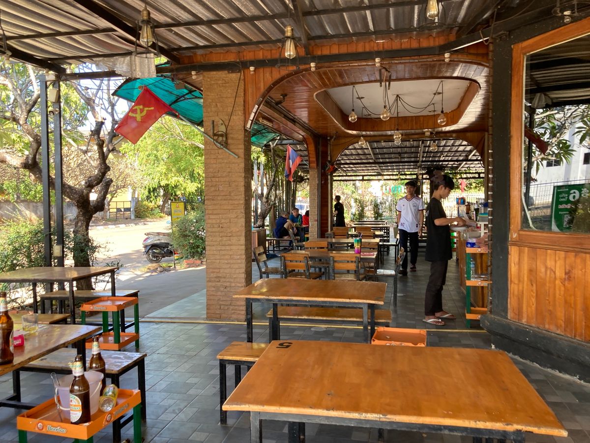 帰ってきたパークセー、高原のパークソンとは違い日中は暑い。メコン川沿いのレ...