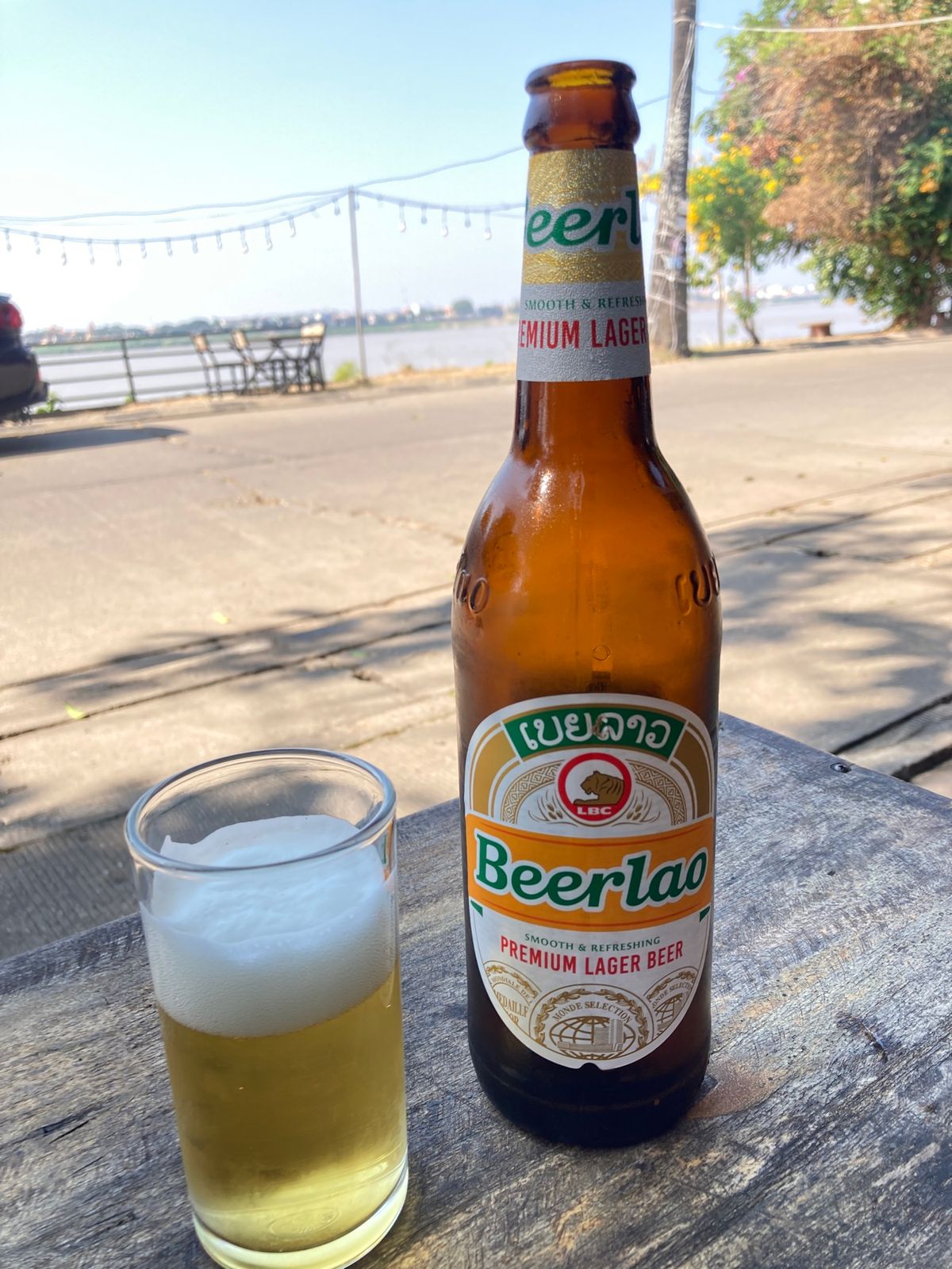 メコン川沿いのレストランでランチ。鶏の丸焼きで有名なようで美味しい。ラープ...