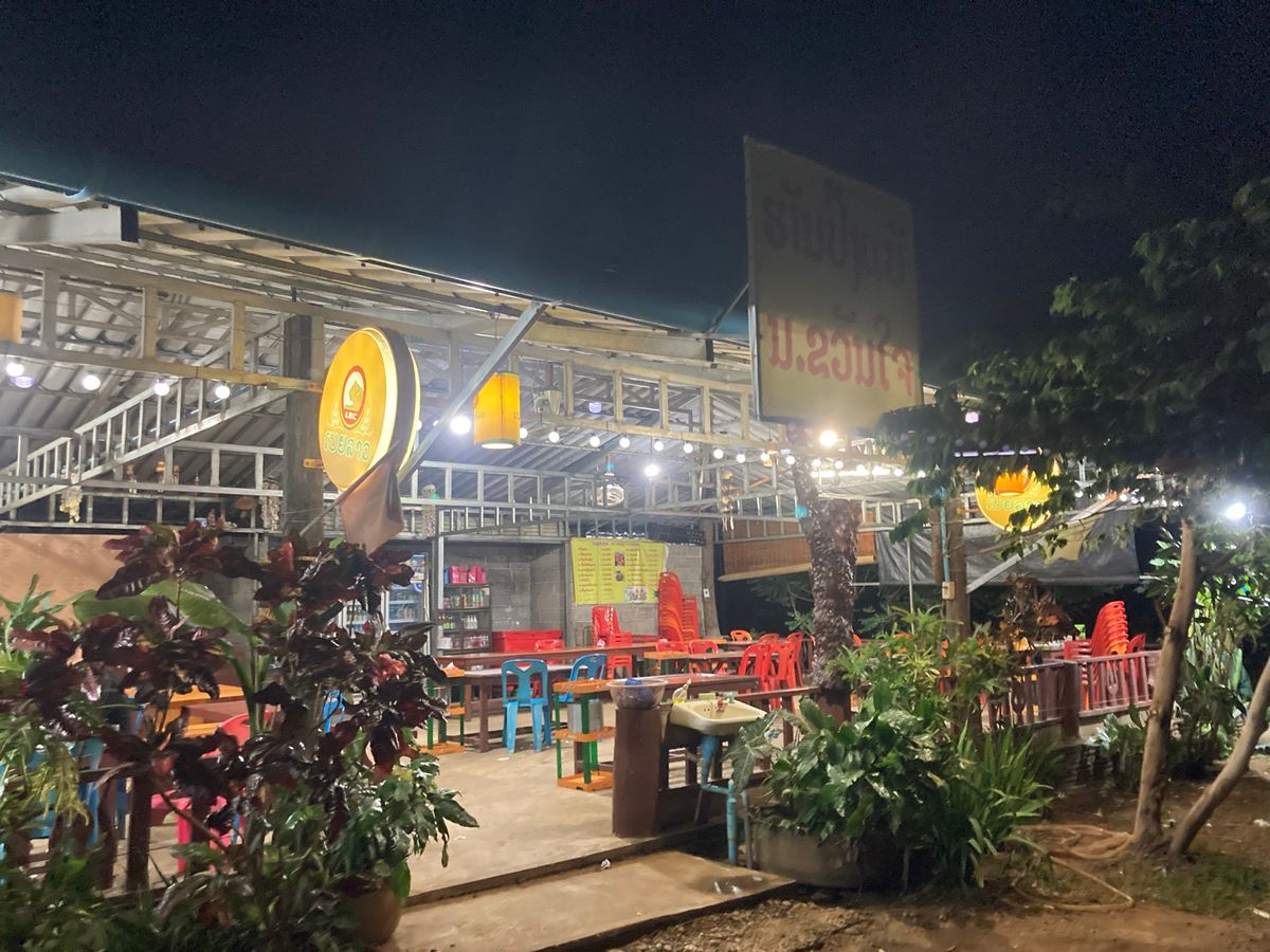 初のラオス南部・パークセー。バスが夜到着でとりあえず夕食。美味しい。