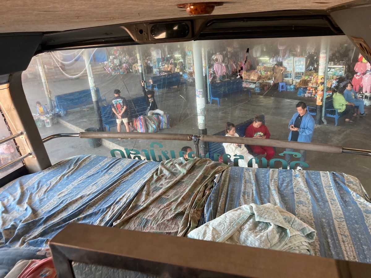 ターケークからパークセーまでバス移動。
二階建てバスの寝台で基本一つのスペ...