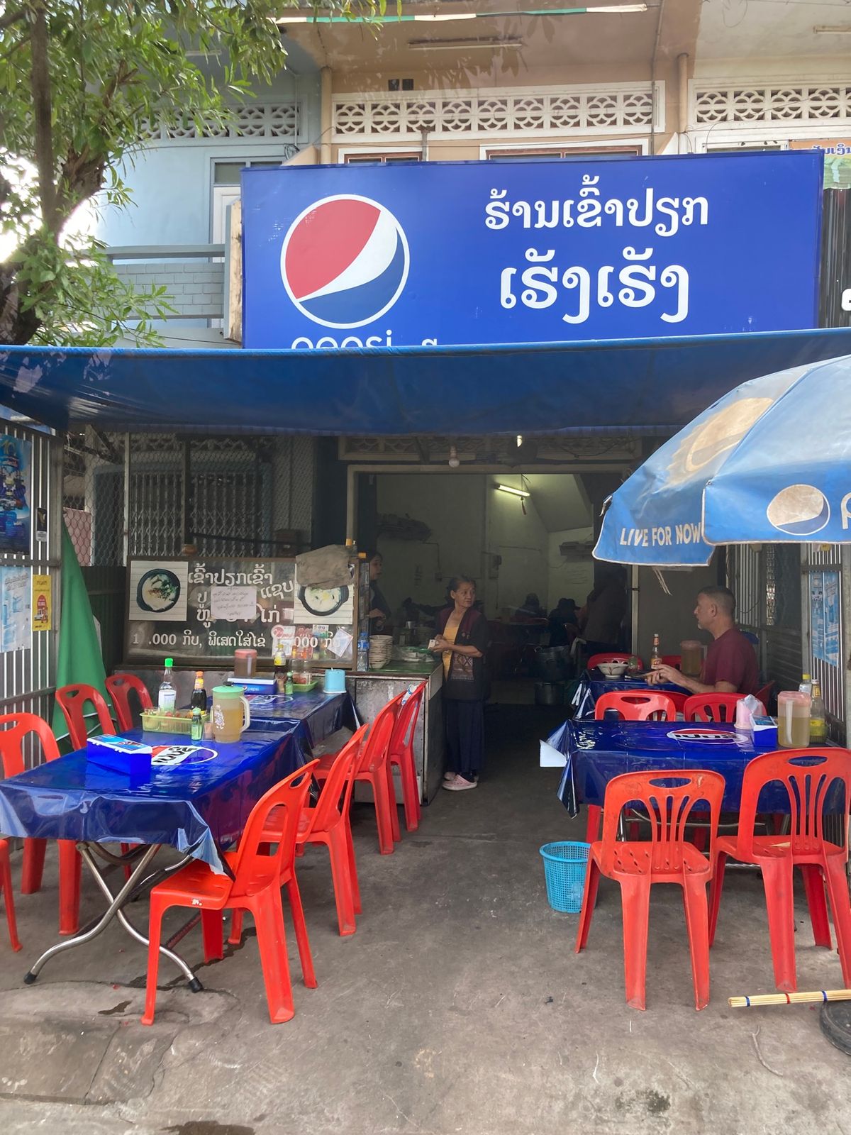 パークセー
カオピヤックセーンとラオスブランドのデルタコーヒーのカフェ