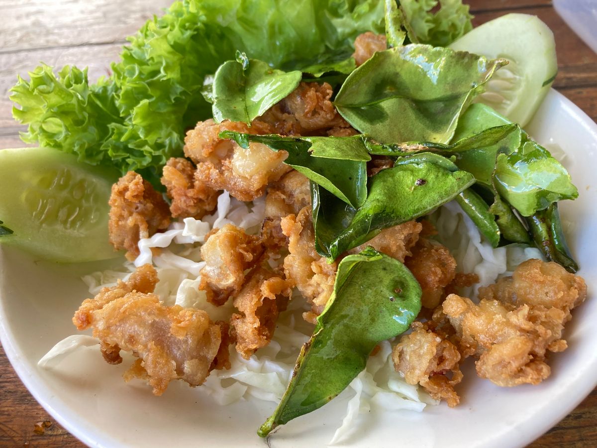 雑貨屋さん兼食堂でランチ、揚げたコブミカンの葉が美味しい鶏軟骨揚げ、空芯菜...