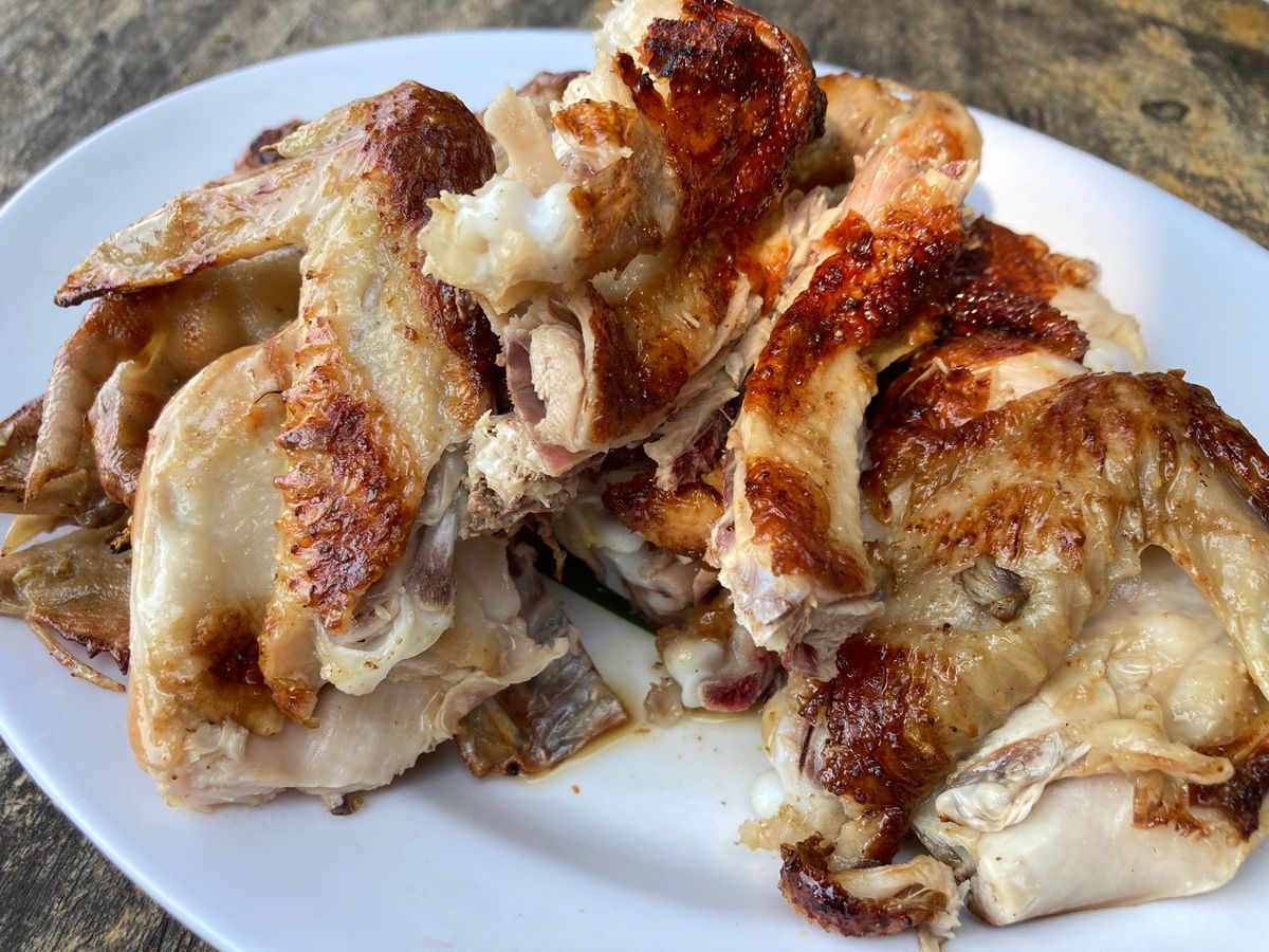 メコン川沿いのレストランでランチ。鶏の丸焼きで有名なようで美味しい。ラープ...