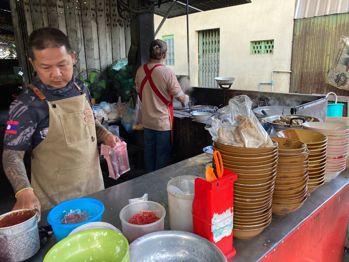 パークセー ຮ້ານນາງນ້ອຍ ໂພນໄຊ
朝食に麺屋さんへ。こちらも...
