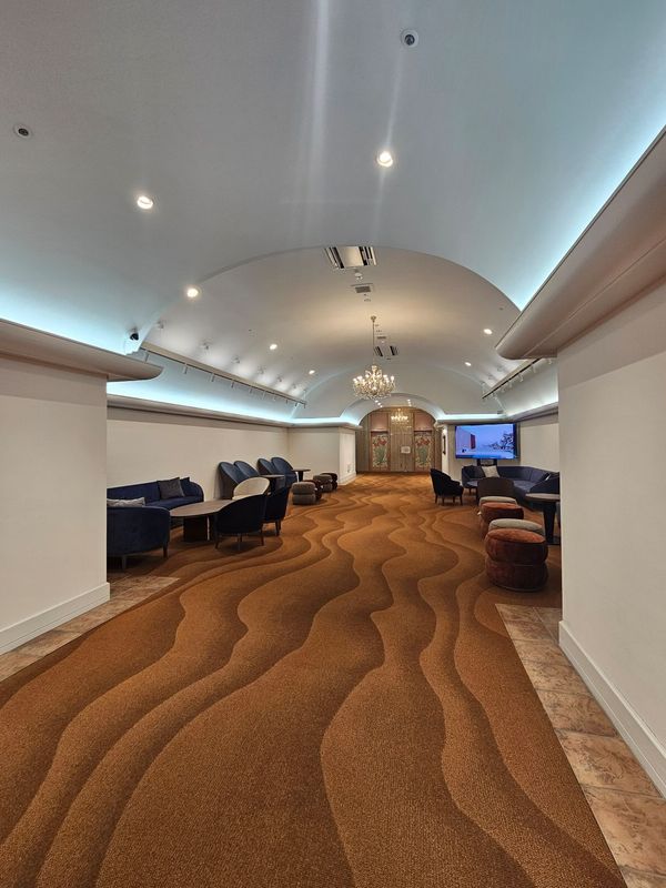 日本・熱海「ホテルニューアカオ」の写真：朝も夜もビュッフェスタイルで、入口でどこ...