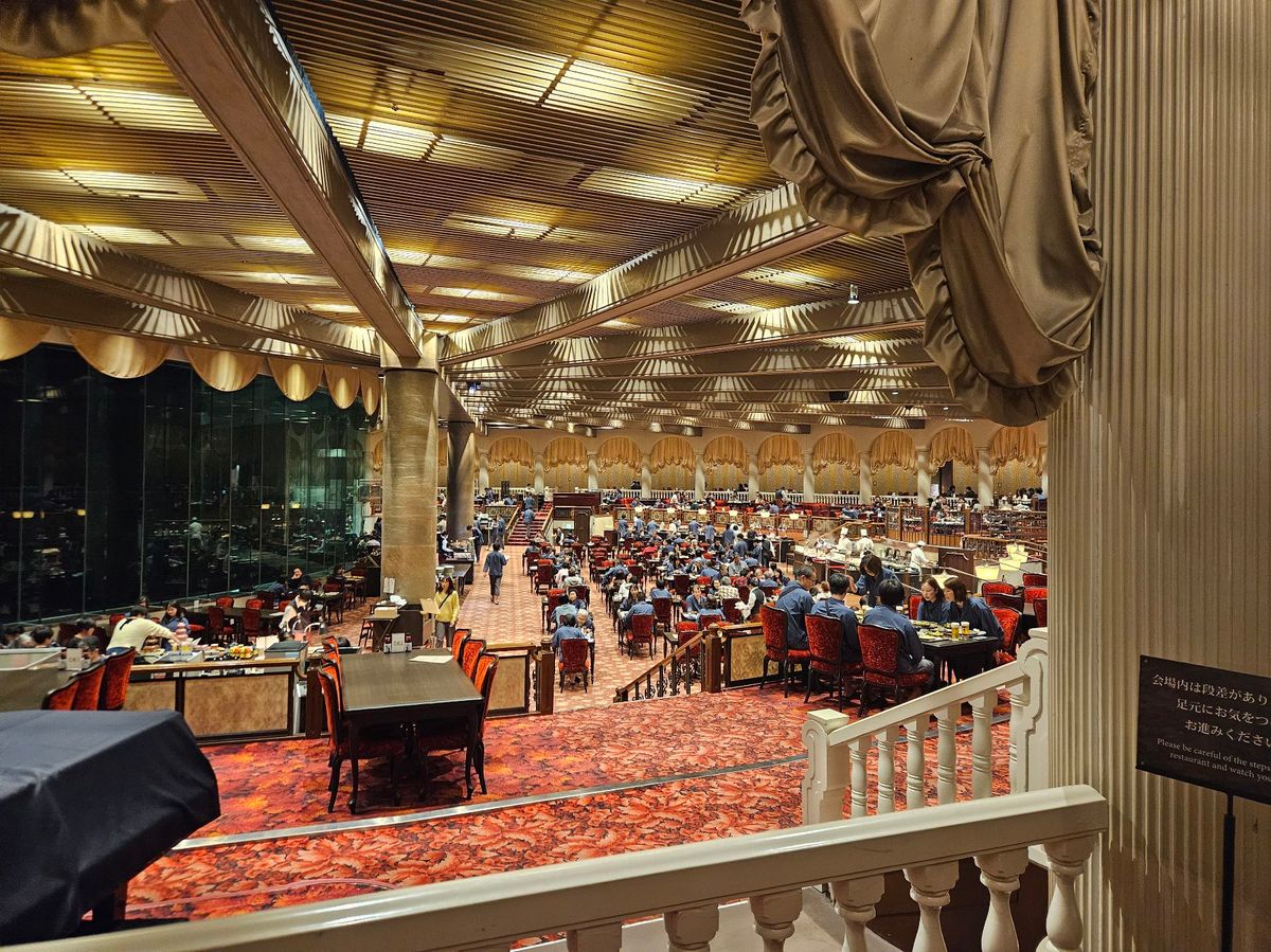 朝も夜もビュッフェスタイルで、入口でどこに何が置いてあるか書いてある紙が頂...