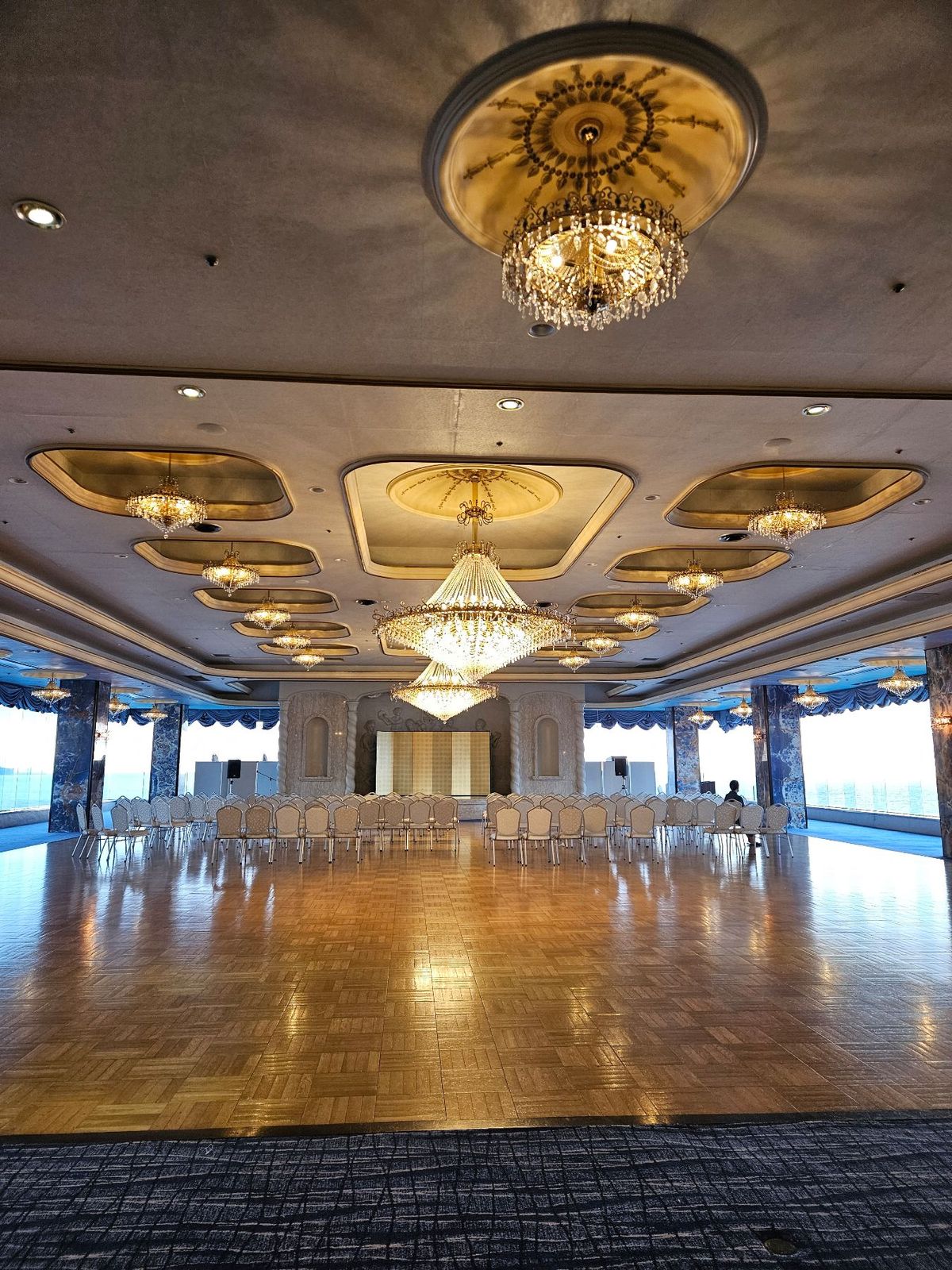 朝も夜もビュッフェスタイルで、入口でどこに何が置いてあるか書いてある紙が頂...