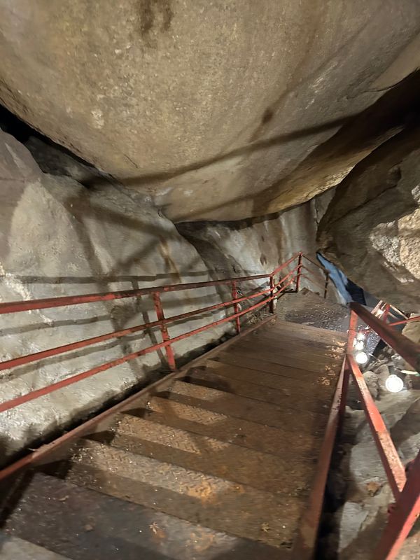 日本・愛知県「仕事絡みの愛知」の写真：岩のなか、お寺