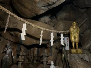 岩のなか、お寺