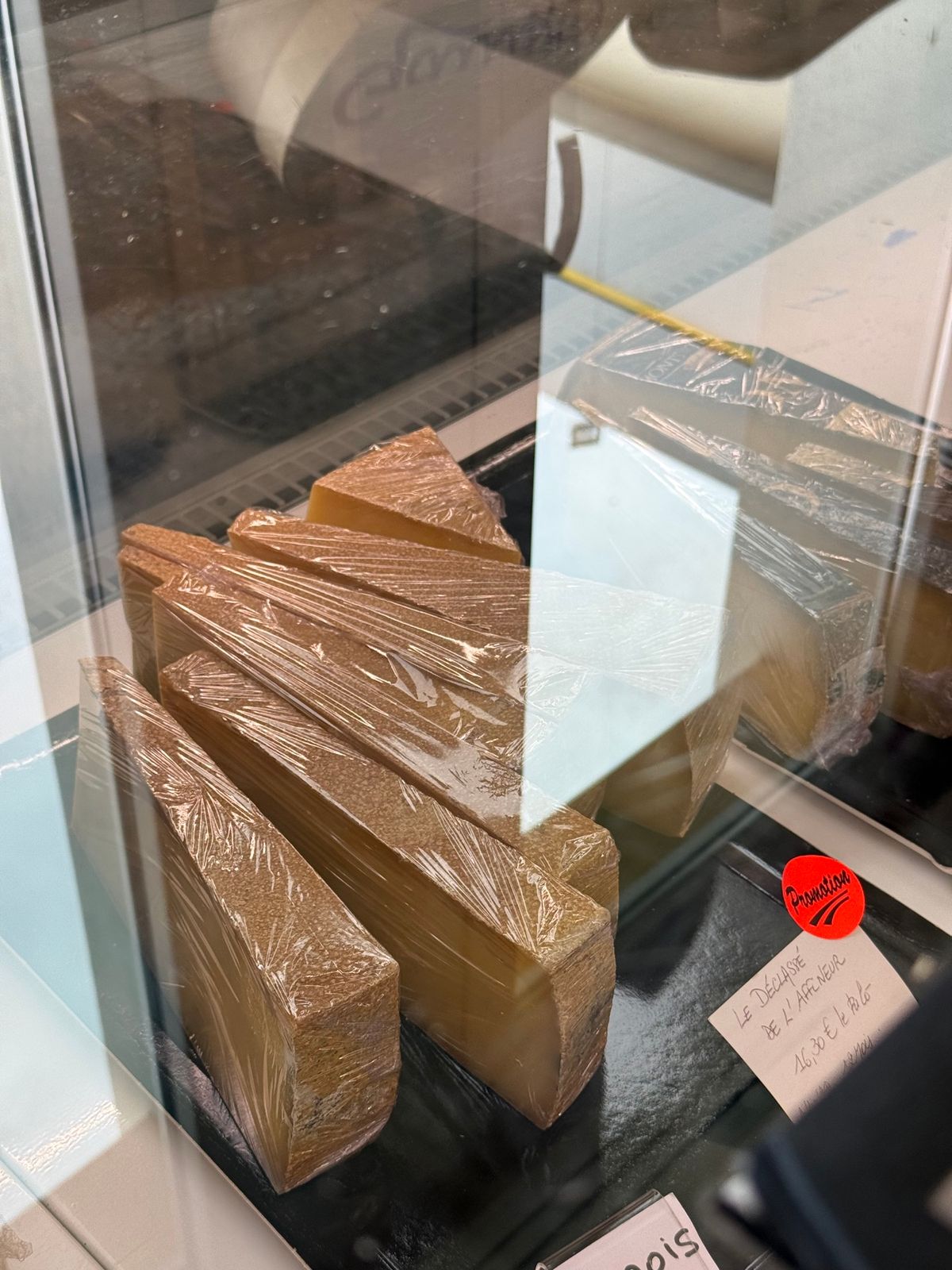 ブロション村のFromagerie Gaugryというチーズ工場へ。

見...