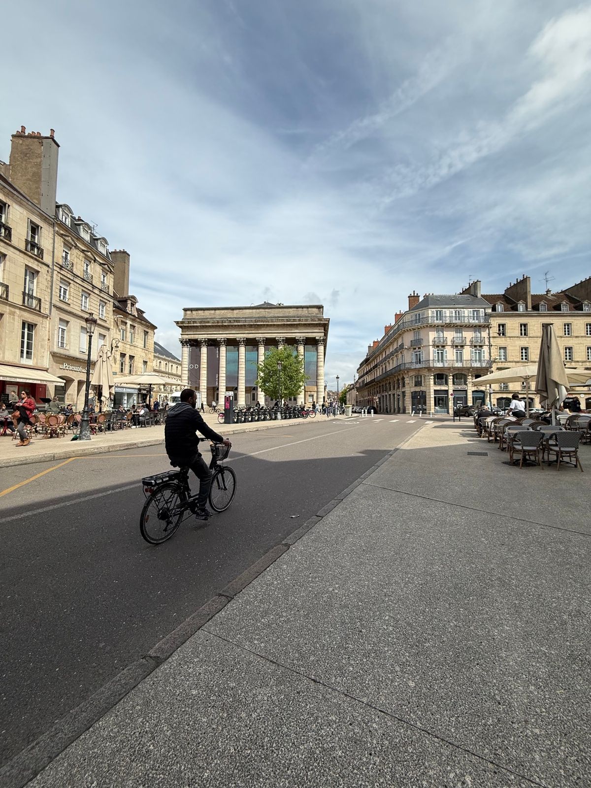 ディジョンの町

ディジョンは旧ブルゴーニュ地域圏の首府。そこそこ大きい町...