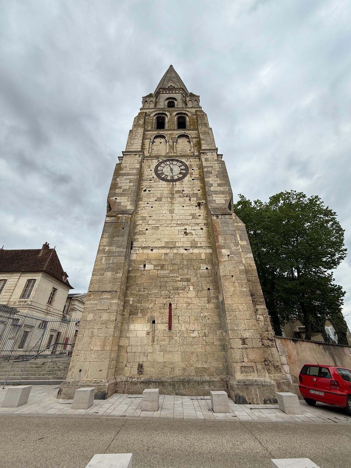 夕飯まで時間があるのでオーセールの街を散策。

オーセールは本当に素晴らし...