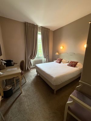 ホテル『Hotel Le Maxime』

シャブリから西に30分ほど移動...