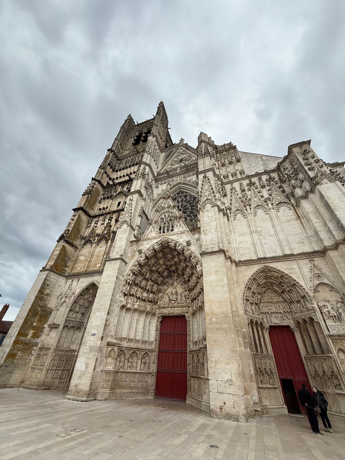 夕飯まで時間があるのでオーセールの街を散策。

オーセールは本当に素晴らし...