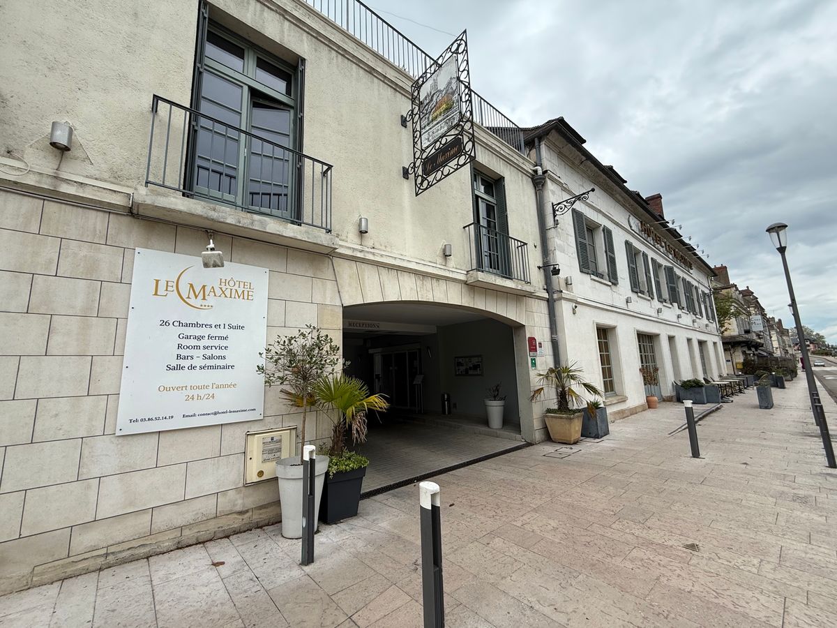 ホテル『Hotel Le Maxime』

シャブリから西に30分ほど移動...