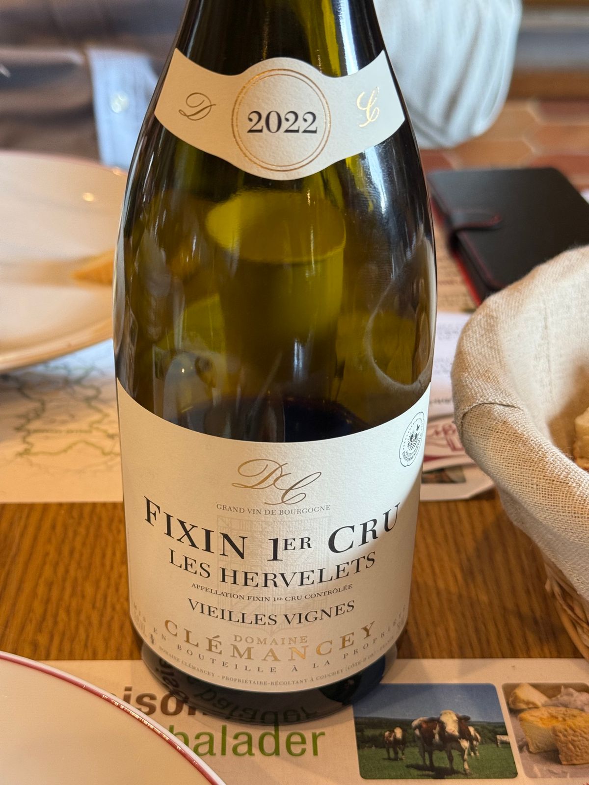 ブロション村のFromagerie Gaugryというチーズ工場へ。

見...